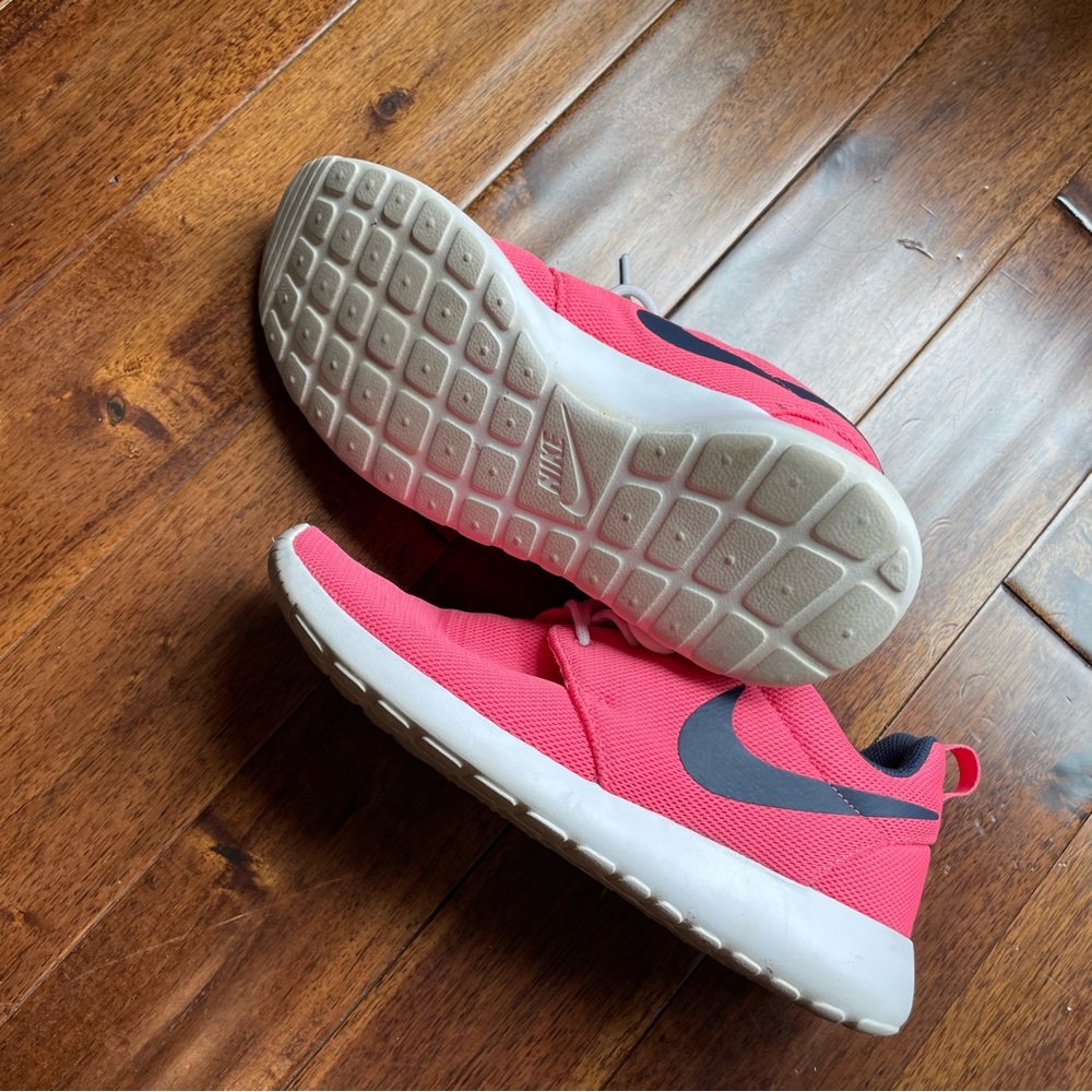 Women’s NIKE Running Shoes Coral Sz 8 - Picture 4 of 6
